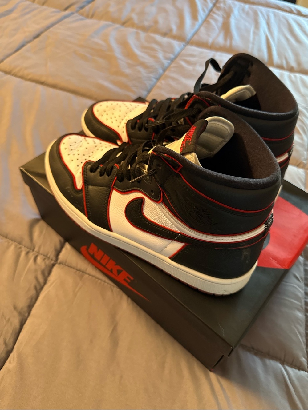 Nike Air Jordan 1 high - Bloodline Black, White & Red